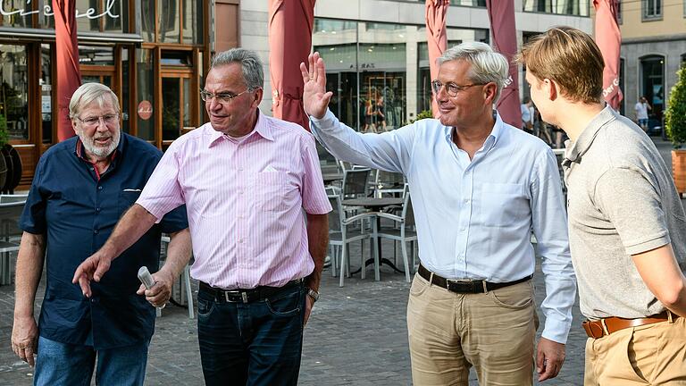 Wahlkämpfer unterwegs am Oberen Markt in Würzburg: Paul Lehrieder (Zweiter von links) und Norbert Röttgen.