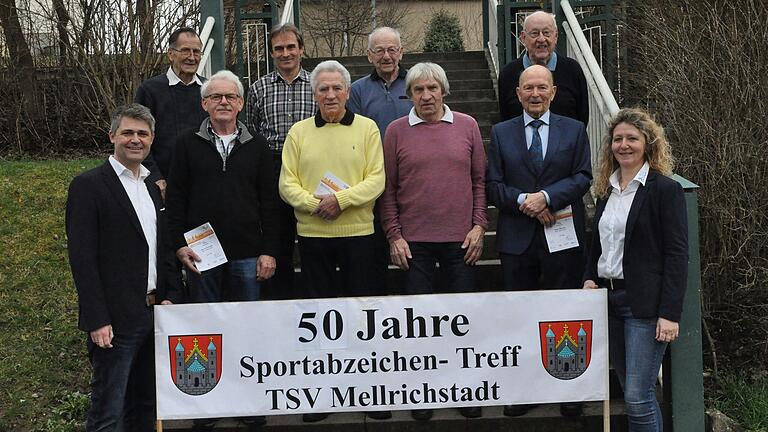 Sie wurden bei der Sportabzeichenverleihung für Gold mit Zahl geehrt. Das Bild zeigt (von links) Bürgermeister Michael Kraus, Werner Schreiner (Gold mit der Zahl fünf), Hans Seufert (Gold mit der Zahl 50), Egon Schellenberger (Gold mit der Zahl 40), Josef Benda (Gold mit der Zahl 35, mit 90 Jahren ältester Teilnehmer) und Doris Bruckmüller (stv. Kreisvorsitzende des BLSV). Hinten (von links) die Prüfer Herbert Langenbrunner, Bruno van Eckert, Dieter Stegmann und Wolfgang Taubert (Abteilungsleiter). Sie wurden bei der Sportabzeichenverleihung für Gold mit Zahl geehrt. Das Bild zeigt (von links) Bürgermeister Michael Kraus, Werner Schreiner (Gold mit der Zahl fünf), Hans Seufert (Gold mit der Zahl 50), Egon Schellenberger (Gold mit der Zahl 40), Josef Benda (Gold mit der Zahl 35, mit 90 Jahren ältester Teilnehmer) und Doris Bruckmüller (stv. Kreisvorsitzende des BLSV). Hinten (von links) die Prüfer Herbert Langenbrunner, Bruno van Eckert, Dieter Stegmann und Wolfgang Taubert (Abteilungsleiter).