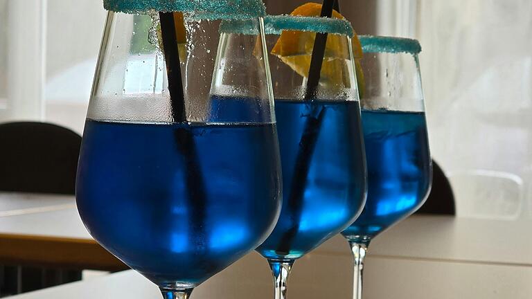Lecker und chic: Auf die Mischung kommt es an, erfuhren die Veitshöchheimer Schülerinnen und Schüler. Cocktail „Blue Lagoon“. Lecker und chic: Auf die Mischung kommt es an, erfuhren die Veitshöchheimer Schülerinnen und Schüler. Cocktail „Blue Lagoon“.
