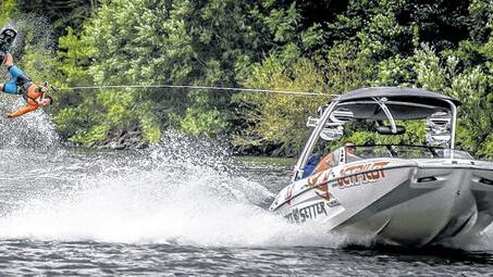 Main als Sportplatz: Wasserski- und Wakeboard-Sportler sind in abgesteckten Bereichen unterwegs.VARASANO