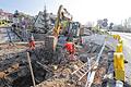 Vorboten der Brückensanierung       -  (meg)   Mit dem Ausbau der alten Frickenhäuser Straße haben die ersten Vorarbeiten für die Erneuerung der Neuen Mainbrücke begonnen. Die Straße muss ertüchtigt werden, weil sie während der Bauzeit zeitweise als Umfahrung in Richtung Frickenhausen dienen wird. Außerdem wird sie Straße einen Meter nach Norden verlegt, um Platz zu schaffen für eine Aufweitung der Brückenauffahrt. Die Stadt Ochsenfurt nutzt die Bauarbeiten, um Wasserleitung, Kanäle und Straßenbeleuchtung zu erneuern. In diesem Sommer soll auch eine Baustellenumfahrung zwischen Schützenweg und Fabrikstraße gebaut werden. Außerdem wird das Amerikahaus abgerissen. Im kommenden Jahr beginnen dann die eigentlichen Arbeiten an der Brücke mit dem Abriss. Zum offiziellen Start der Bauarbeiten haben sich in der kommenden Woche die Parlamentarische Staatssekretärin im Bundesverkehrsministerium, Dorothee Bär, und der bayerische Innen-Staatssekretär Gerhard Eck angekündigt.