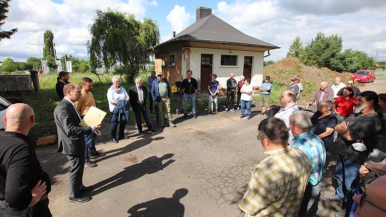 Bei einem Treffen mit Anwohnerinnen und Anwohnern der benachbarten Richthofenstraße am alten Etwashäuser Bahnhof wurde Immobilienunternehmer Wolfgang Rosentritt (vorn, Dritter von links) Anfang Juli noch nicht so konkret wie jetzt im Stadtrat. Bei einem Treffen mit Anwohnerinnen und Anwohnern der benachbarten Richthofenstraße am alten Etwashäuser Bahnhof wurde Immobilienunternehmer Wolfgang Rosentritt (vorn, Dritter von links) Anfang Juli noch nicht so konkret wie jetzt im Stadtrat.