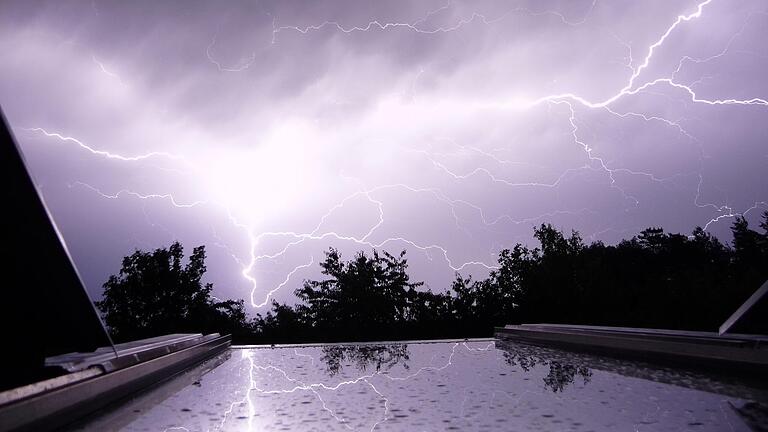 In der Nacht zum Mittwoch zogen Gewitter über Teile von Unterfranken. Das Bild stammt aus Bad Neustadt.&nbsp;