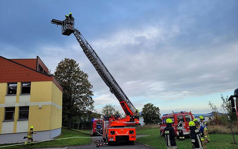 Highlight der Übung war die 30 Meter lange Drehleiter der Feuerwehr Höchberg über die auch die Wasserversorgung getestet wurde.