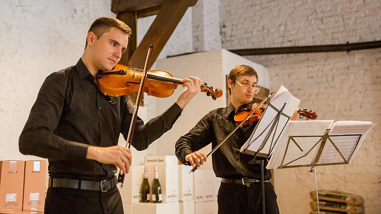 Nazar Totovytskyi (links) und Ibrayim Bairaim-Ali präsentieren die neue Musikreihe im Bürgerbräu in Würzburg.