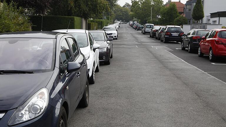 Viele Straßen, wie hier die Celtesstraße, in der Wohngegend rund um das Leopoldina-Krankenhaus stehen gerade tagsüber mit Fahrzeugen voll. Manchem Anwohner ist das ein Dorn im Auge.