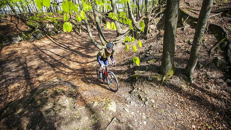 Mit dem Mountainbike unterwegs? Falsch, Jürgen Bergmann fährt hier auf einem Gravelbike durch ein Waldstück bei Altenstein. Gravelbikes sind zwar nicht so geländegängig wie Moutainbikes, haben aber auf der Straße klare Vorteile.