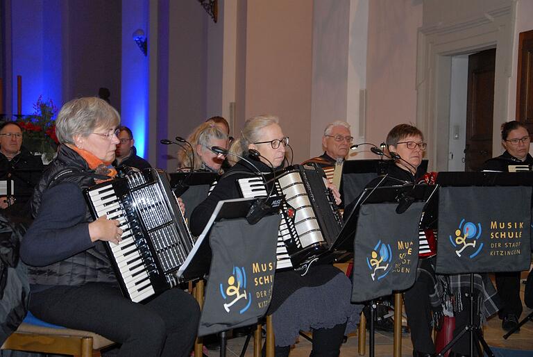 Pastorale Lieder intonierte die Akkordeongruppe der Kitzinger Musikschule.