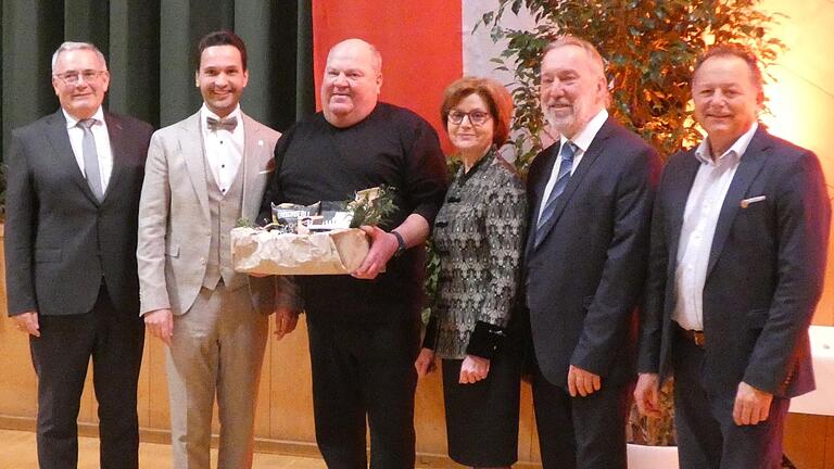 16 Jahre war Udo Müller (Dritter von links) als Kinder- und Jugendbeauftragter der Gemeinde im Einsatz. Ihm gratulierten (von links) Bezirkstagspräsident Stefan Funk, Bürgermeister Manuel Kneuer, stellvertretende Landrätin Bettina Bärmann, Zweiter Bürgermeister Edwin Hußlein und Dritter Bürgermeister Jürgen Mayerl.