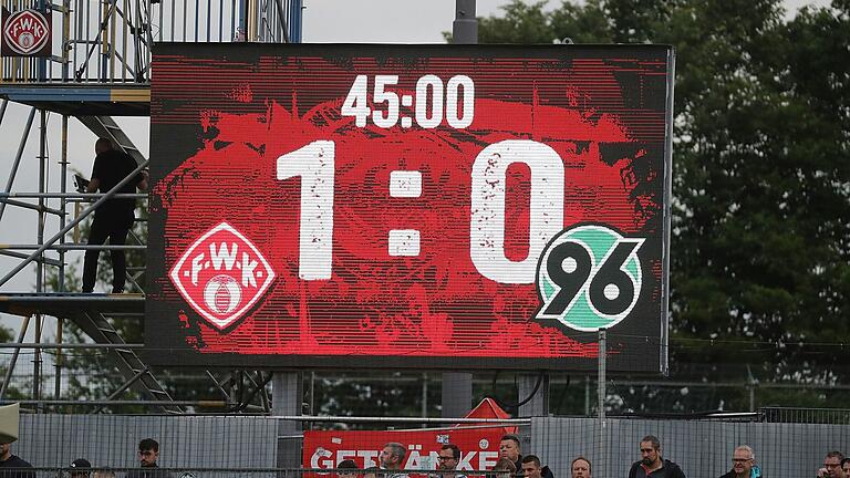 1:0 zur Halbzeit: die Würzburger Kickers gehen mit einer knappen Führung ins Rückspiel gegen die zweite Mannschaft von Hannover 96 II.