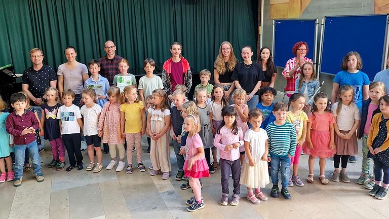 Alle Mitwirkenden mit ihren Lehrkräften  der 'Musik zum Feierabend' der Sing- und Musikschule Veitshöchheim.