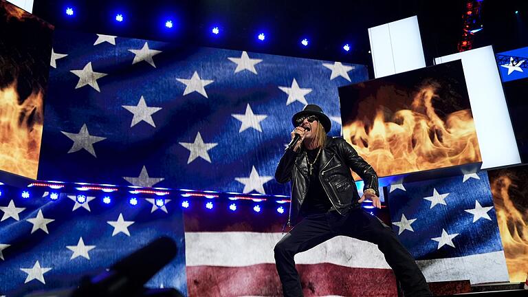 Wahlkampf in den USA - Parteitag der Republikaner       -  Kid Rock rief bei seinem Auftritt beim Republikaner-Parteitag &bdquo;Kämpft, kämpft!&rdquo; in die Menge. (Archivbild)