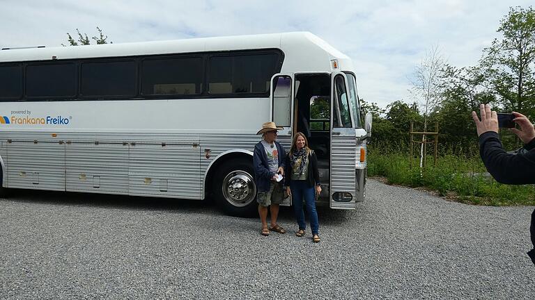 Konny und Manu Reimann kommen regelmäßig nach Marktbreit und besuchen dann ihren alten Greyhound-Bus. Konny und Manu Reimann kommen regelmäßig nach Marktbreit und besuchen dann ihren alten Greyhound-Bus. 