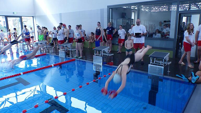 Im Wettkampfmodus: Rund um das Becken versammelten sich Schwimer und Betreuer. Im Wettkampfmodus: Rund um das Becken versammelten sich Schwimer und Betreuer.