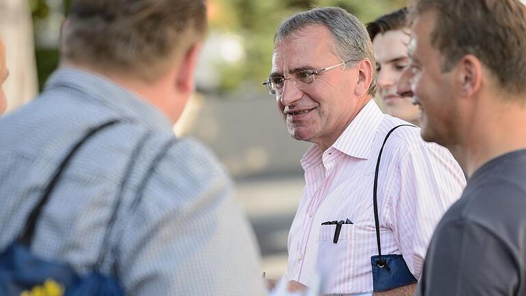 Paul Lehrieder macht Haustürwahlkampf in Lengfeld.       -  Paul Lehrieder beim Haustürwahlkampf in Würzburg&ndash;Lengfeld. Foto: Daniel Peter