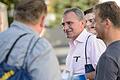 Paul Lehrieder macht Haustürwahlkampf in Lengfeld.       -  Paul Lehrieder beim Haustürwahlkampf in Würzburg&ndash;Lengfeld. Foto: Daniel Peter