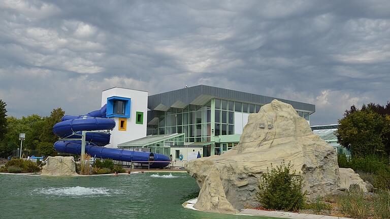 Gehört laut Online-Resieanbieter „Travelcircus“ zu den Top-50-Thermen in Deutschland: die Frankentherme in Bad Königshofen mit dem neuen Rutschenturm.