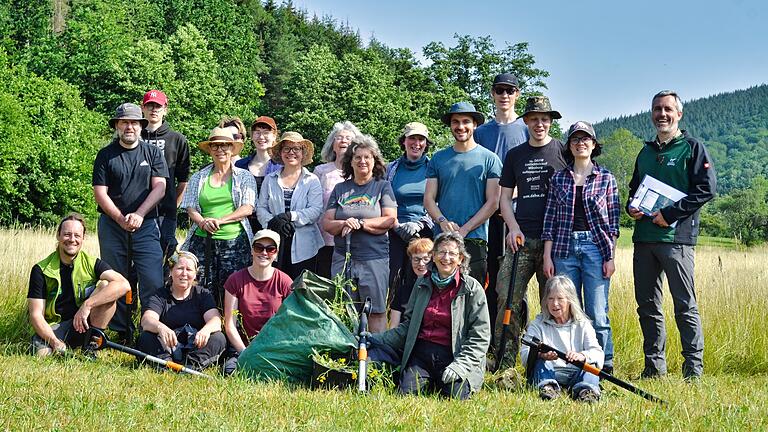 Egal ob Sonnenschein oder strömender Regen und starker Wind: Das Team vom Bergwaldprojekt rückte unter Anleitung des Naturparks Spessart auch in diesem Jahr wieder erfolgreich gegen das Wasserkreuzkraut im Sinngrund aus. Egal ob Sonnenschein oder strömender Regen und starker Wind: Das Team vom Bergwaldprojekt rückte unter Anleitung des Naturparks Spessart auch in diesem Jahr wieder erfolgreich gegen das Wasserkreuzkraut im Sinngrund aus.