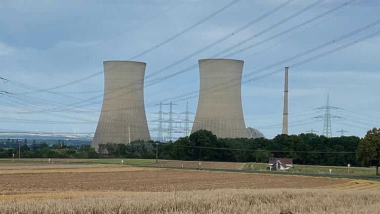 Der Blick auf die Kühltürme des Kernkraftwerks aus Sicht der Hallen in der Nähe des Tennet Umspannwerks bei Garstadt. Der Blick auf die Kühltürme des Kernkraftwerks aus Sicht der Hallen in der Nähe des Tennet Umspannwerks bei Garstadt.