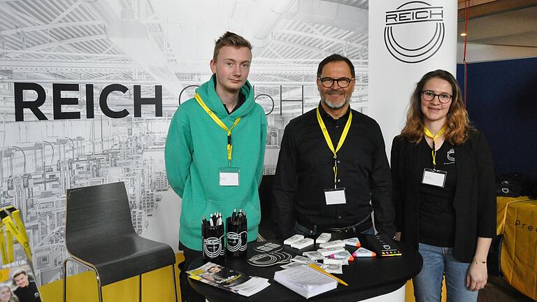 Vertreter der Firma Reich (v. li.) Azubi Lucas Link, Personalleiter Oliver Thiele und Lisa Hauck von der Personalabteilung. Vertreter der Firma Reich (v. li.) Azubi Lucas Link, Personalleiter Oliver Thiele und Lisa Hauck von der Personalabteilung.