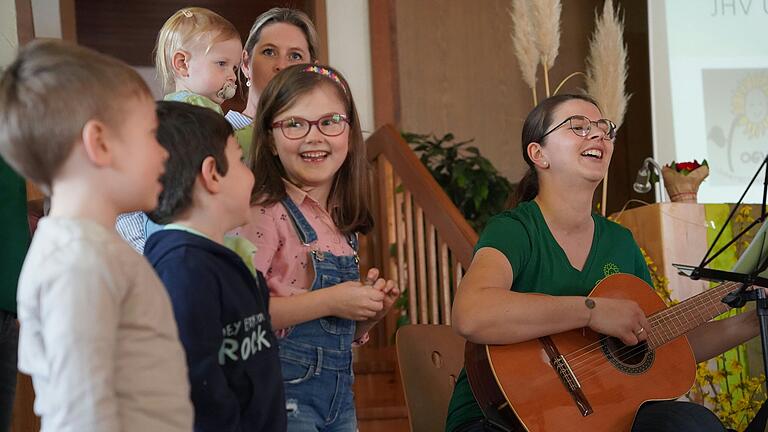 Die Kindergruppe „Die wilden Marienkäfer“ singen mit Betreuerin Lisa Schrepfer ihr Lied. Die Kindergruppe „Die wilden Marienkäfer“ singen mit Betreuerin Lisa Schrepfer ihr Lied.