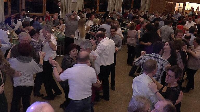 Großer Andrang beim VLF-Winterball in Königsberg - (cl) Großer Andrang herrschte am Samstag beim Winterball des Verbandes landwirtschaftlicher Fachschulabsolventen (VlF) Haßberge in der ausverkauften Rudolf-Mett-Halle in Königsberg. 260 tanzbegeisterte Besucher waren gekommen, berichtet Kreisvorsitzender Steffen Beiersdorfer. „Der Winterball ist eine feste Größe in meinem Terminkalender“, sagte auch der stellvertretende Kreisobmann des Bayerischen Bauernverbandes, Philipp Schierling aus Oberschwappach, der zusammen mit seiner Freundin Christina Käb in die Regiomontanusstadt gekommen war. Beide waren sehr begeistert von den Musikern, die auch auf spezielle Wünsche der Ballbesucher eingingen und für eine immer volle Tanzfläche sorgten. Erstmals war der Entertainer und Livemusiker Sebastian Wilhelm aus Ebelsbach engagiert worden, der im Duo mit einem Musikerkollegen eine grandiose Stimmung verbreitete. Die Begeisterung über das musikalisch vielfältige Programm war so groß, dass der Veranstalter nach der regulären Auftrittszeit spontan um rund 90 Minuten verlängerte. Zu später Stunde präsentierten die Gastgeber außerdem ein großes Eis-Buffet. Großer Andrang beim VLF-Winterball in Königsberg - (cl) Großer Andrang herrschte am Samstag beim Winterball des Verbandes landwirtschaftlicher Fachschulabsolventen (VlF) Haßberge in der ausverkauften Rudolf-Mett-Halle in Königsberg. 260 tanzbegeisterte Besucher waren gekommen, berichtet Kreisvorsitzender Steffen Beiersdorfer. „Der Winterball ist eine feste Größe in meinem Terminkalender“, sagte auch der stellvertretende Kreisobmann des Bayerischen Bauernverbandes, Philipp Schierling aus Oberschwappach, der zusammen mit seiner Freundin Christina Käb in die Regiomontanusstadt gekommen war. Beide waren sehr begeistert von den Musikern, die auch auf spezielle Wünsche der Ballbesucher eingingen und für eine immer volle Tanzfläche sorgten. Erstmals war der Entertainer und Livemusiker Sebastian Wilhelm aus Ebelsbach engagiert worden, der im Duo mit einem Musikerkollegen eine grandiose Stimmung verbreitete. Die Begeisterung über das musikalisch vielfältige Programm war so groß, dass der Veranstalter nach der regulären Auftrittszeit spontan um rund 90 Minuten verlängerte. Zu später Stunde präsentierten die Gastgeber außerdem ein großes Eis-Buffet.