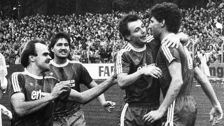 Torjubel in der Zweiten Liga: Jens Schürer (links) freut sich mit seinen Schweinfurter Teamkollegen (von links) Oliver Wölfling, Elmar Drenkard und Bernhard Winkler über einen Treffer des FC 05. Torjubel in der Zweiten Liga: Jens Schürer (links) freut sich mit seinen Schweinfurter Teamkollegen (von links) Oliver Wölfling, Elmar Drenkard und Bernhard Winkler über einen Treffer des FC 05.