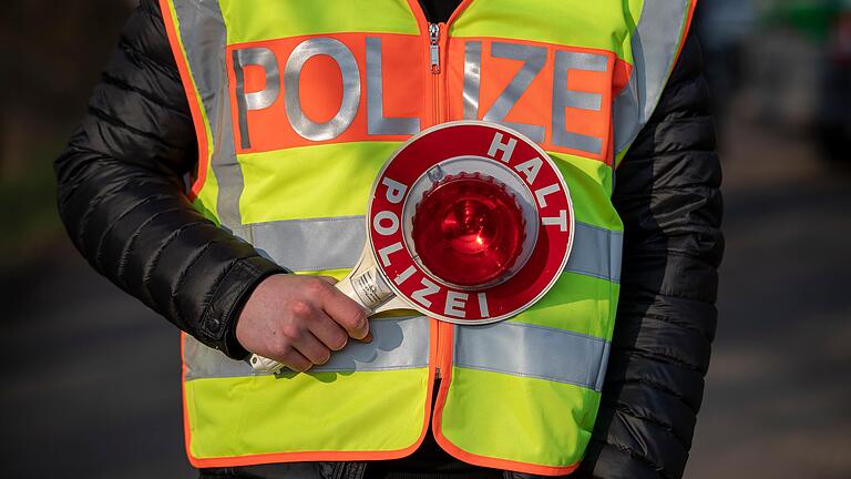 Im Rahmen einer Kontrolle zogen Polizeibeamte eine stark alkoholisierte Frau, die mit ihrem Ford unterwegs war, sprichwörtlich aus dem Verkehr (Symbolbild).