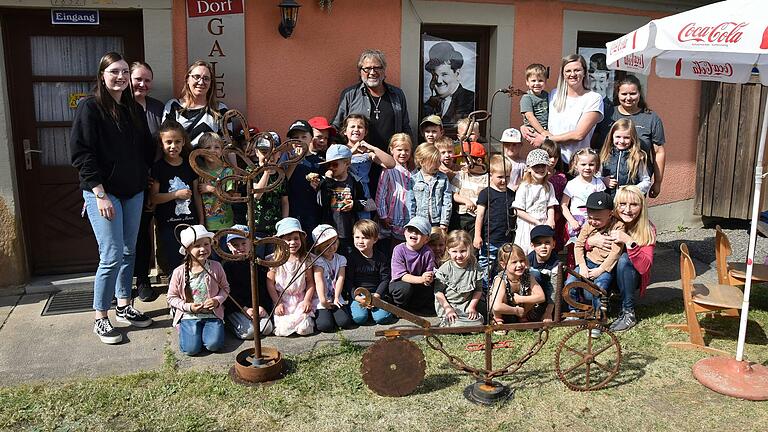 Der Westheimer Kindergarten hatte zum Abschluss einer Projektwoche zum Thema 'Kleine Künstler – Aus Alt mach Neu' zu einer Kunstausstellung in die Dorfgalerie des Künstlers Hannes Betz eingeladen.