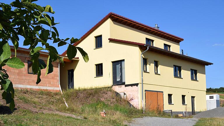 Noch nicht ganz fertig, aber bewohnbar ist das Hanfhaus am Starenberg bei Schleerieth. Das Untergeschoss ist aus Backstein gemauert.