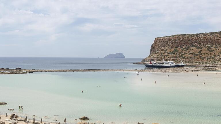 kreta rosa strand.jpg       -  Teilansicht des Strandes von Balos und seiner Lagune im nordöstlichen Teil der Insel Kreta. Der Sand ist hier - ebenso wie an der weiter südlich gelegenen Lagune Elafonissi - teilweise rosa.