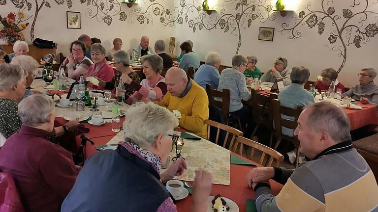 Gemeinsames Oktoberfest der Senioren aus Dettelbach und Euerfeld im „Weinstall Stier“ in Neuses am Berg.