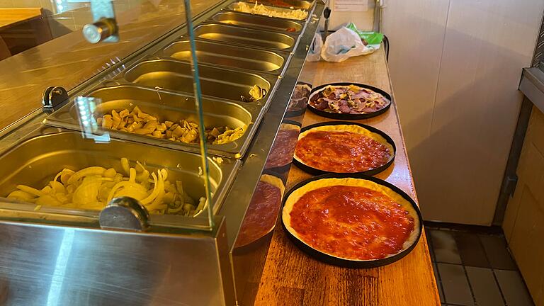 Pieros Pizza-Express - Pizzen in der Vorbereitung. Pieros Pizza-Express - Pizzen in der Vorbereitung.