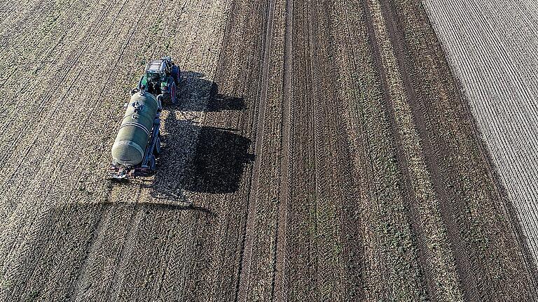 Düngung in der Landwirtschaft       -  Gülle aufs Feld - nicht gut für Grund- und Trinkwasser.