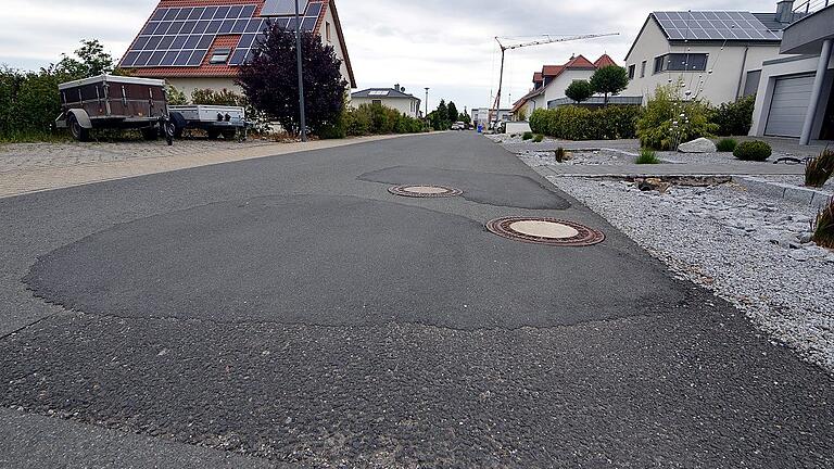 Ärger seit vielen Jahren macht das Rödelseer Baugebiet Am Schlossberg, vor allem wegen der Senkungen in Straßen und Gehwegen. Jetzt scheint klar, wer die Schäden zu beseitigen hat. Archivfoto: Gerhard Krämer