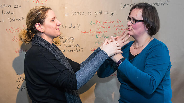 Viola Kunkel (links) im Gespräch mit Friederike Baudach.