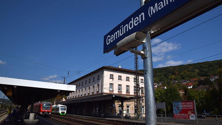 In diesem Bereich etwa, direkt im Anschluss an den Busbahnhof, wird die neue 50 Meter lange Unterführung zu den Gleisen im Bahnhof Gemünden entstehen.