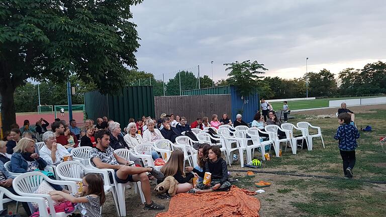 Open Air Kino am Gerbrunner Sportplatz vor 120 Gästen Open Air Kino am Gerbrunner Sportplatz vor 120 Gästen