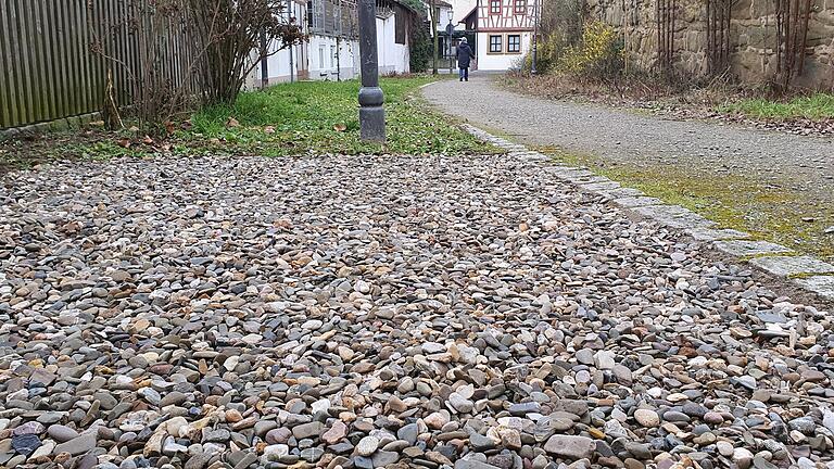 Auf der gekiesten Fläche im Sophiengärtchen soll das Hochbeet entstehen. Hier finden die Pflanzen aus dem Hexenbeet dann Platz.