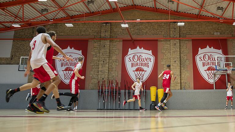 Den Firmennamen im Wappen: Die s.Oliver Baskets bei einem aktuellen Training in ihren rot-weißen Trikots. Für weitere zwei Jahre hat das Unternehmen das Engagement bei den Baskets fortgeschrieben.