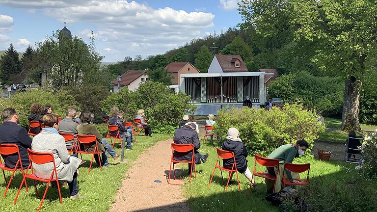 Über 50 Gäste besuchten das erste Orgelkonzert seit Corona im Schlosshof der Familie von Soden in Neustädtles.