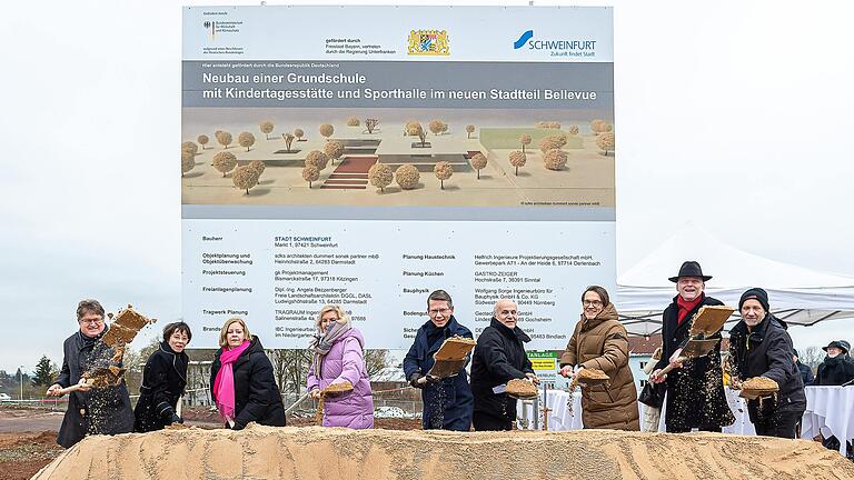 Im Schweinfurter Stadtteil Bellevue entsteht eine neue Grundschule mit Sporthalle. Beim Spatenstich (von links): Jürgen Montag (Referent für Sport und Schule), Schuldirektorin Ute Schöder, Schulamtsdirektorin Stefanie Schiffer, Maria Walter von der Regierung von Unterfranken, Oberbürgermeister Sebastian Remelé, Architekt Michael Sonek, Markus Sauer (Leiter der Stadtentwicklung und Hochbauamt),&nbsp;Dekan Oliver Bruckmann und Roland Forster (Technischer Leiter Riedel Bau).