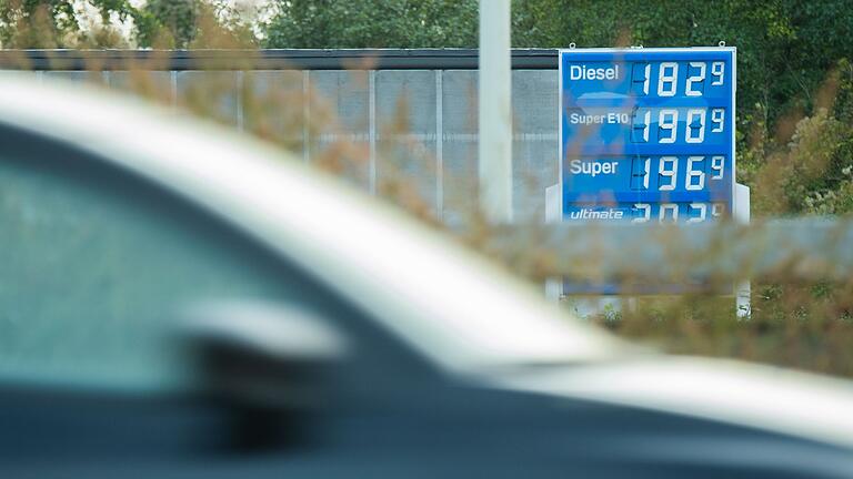 An der Autobahn       -  Die Preisanzeige einer Tankstelle an der Autobahn A7 im Landkreis Hildesheim.