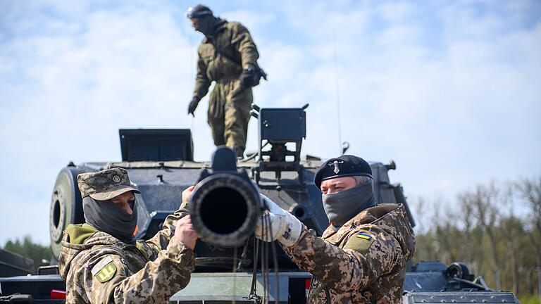 Ausbildung ukrainischer Soldaten an einem Leopard-1-Kampfpanzer       -  Soll vor Ort gewartet und repariert werden können: Leo für die Ukraine. (Archivbild)