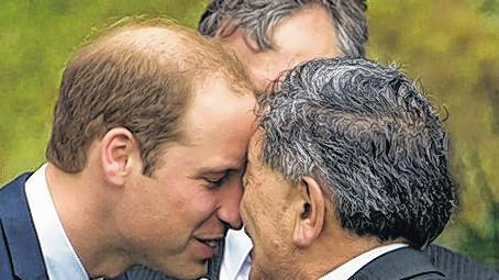 Prinz George in Neuseeland       -  (dpa)   Mit ihrem kleinen Sohn George sind Prinz William und seine Frau Kate zu einem Besuch in Neuseeland eingetroffen. Ministerpräsident John Key nahm das royale Paar und seinen acht Monate alten Sprössling am Montag am Flughafen in Wellington in Empfang. Trotz schlechten Wetters strahlte die stolze Mutter, als sie mit George im Arm das Flugzeug verließ. Es ist dessen erste große Reise an der Seite seiner Eltern. Daher wird George wohl auch im Mittelpunkt des öffentlichen Interesses stehen. Kate, William und George werden knapp drei Wochen unterwegs sein. Ihre Reise wird die britischen Royals neben Neuseeland auch nach Australien führen. Die kleinen Fotos zeigen, wie Kate und William einen &bdquo;hongi&ldquo; bekommen, die traditionelle Begrüßung der Maoris.