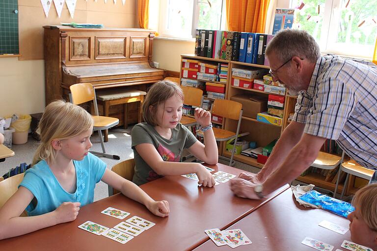 Lehrer fordern: Schafkopf soll auf den Stundenplan       -  Schafkopfen auf dem Stundenplan. Die Schüler der Grundschule Langenprozelten sind mit Begeisterung dabei, wenn Lehrer Alfons Schlereth das Spiel erklärt.