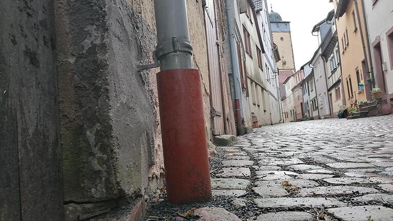 Die Stadtwerke haben im Zuge der Sanierung von Fischergasse- und Muschelgasse auch die Regenrinnenanschlüsse an den Kanal erneuert. Über die Abrechnung dieser Arbeiten ist nun ein Streit zwischen Anwohnern und Stadtwerken entbrannt. Es zeichnet sich ein Rechtsstreit ab.