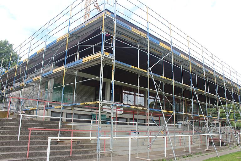 Komplett eingerüstet ist das Sportheim des FC Gerolzhofen. Dort wird unter anderem das Dach erneuert.