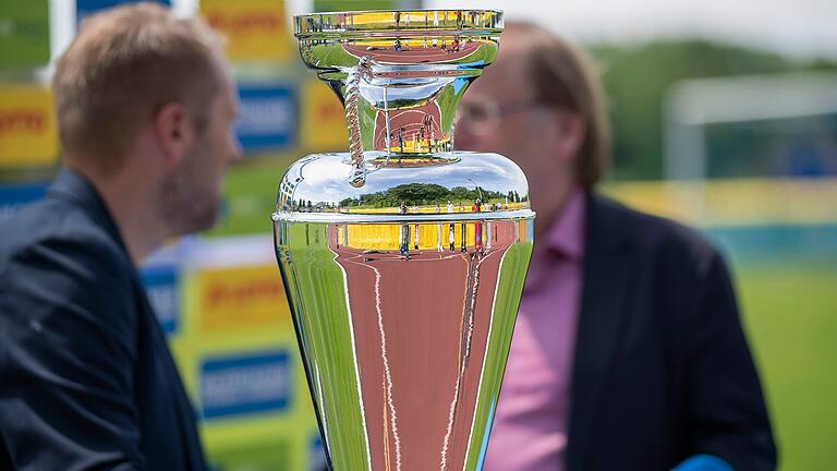 Das Objekt der Begierde: der Totopokal des Bayerischen Fußball-Verbands (Archivbild aus dem Jahr 2021).