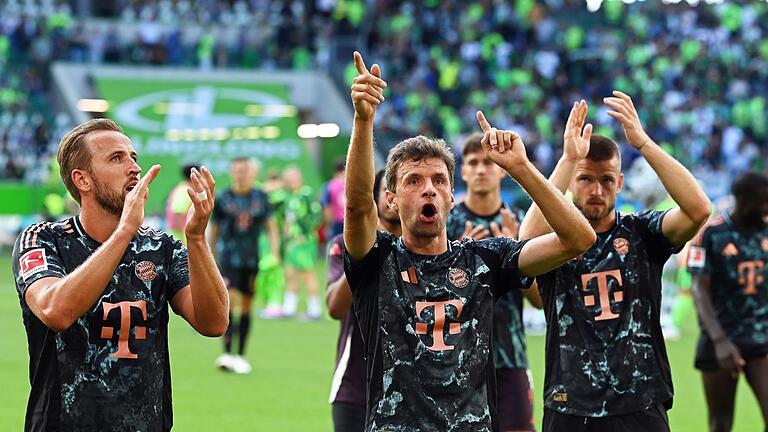 VfL Wolfsburg - FC Bayern München       -  Der neue Bundesliga-Rekordspieler des FC Bayern: Thomas Müller feiert den Sieg in Wolfsburg.